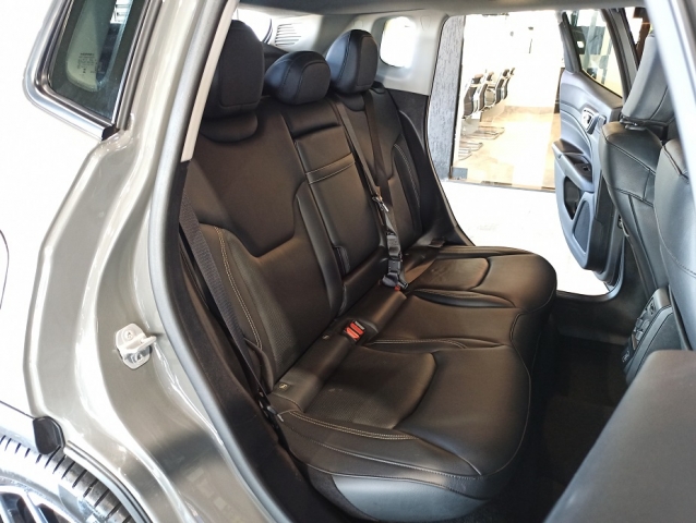 Jeep Compass 1.3 T270 Longitude (aut) - foto 15