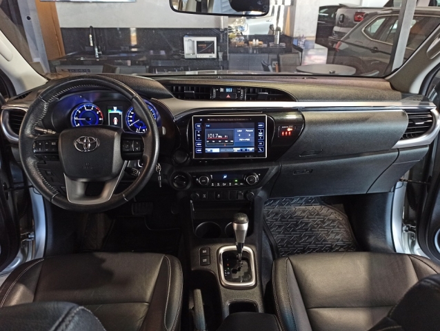 Toyota Hilux 2.8 TDI Srv Cd Auto 4X4 - foto 10