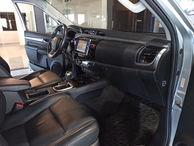 Toyota Hilux 2.8 TDI Srv Cd Auto 4X4 - foto 13
