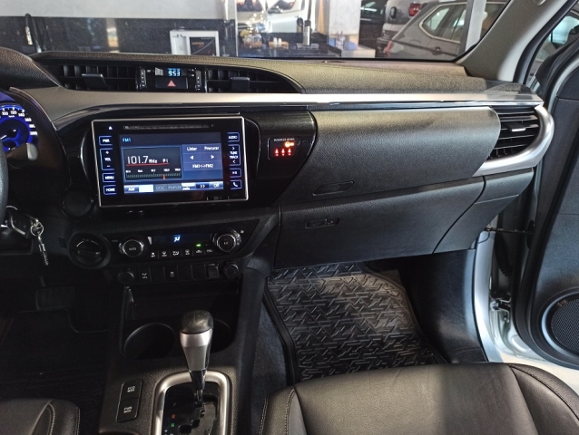 Toyota Hilux 2.8 TDI Srv Cd Auto 4X4 - foto 17