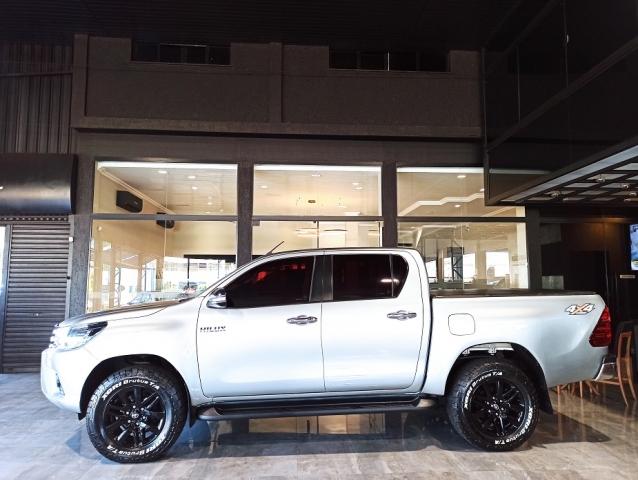 Toyota Hilux 2.8 TDI Srv Cd Auto 4X4 - foto 4