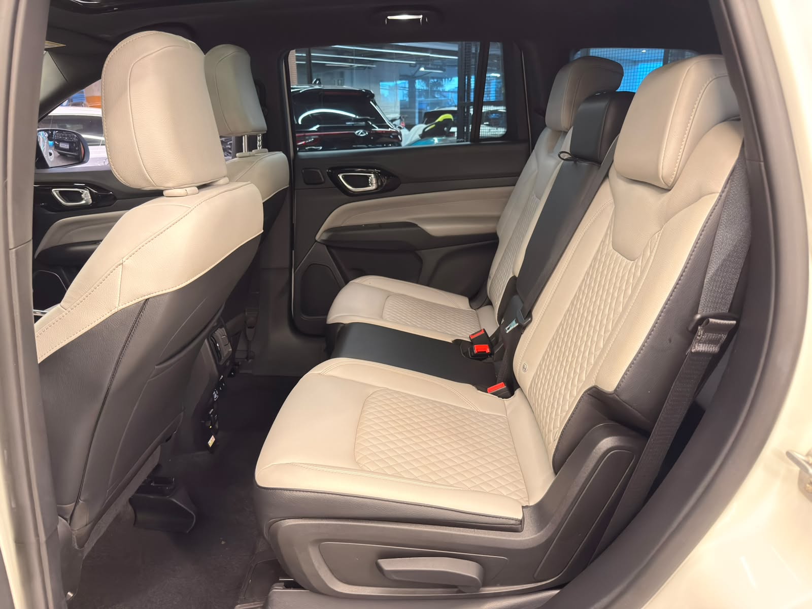 Jeep Commander 2.0 TD380 Overland 4WD - foto 5
