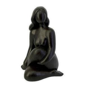 Escultura Mulher Perna Cruzada