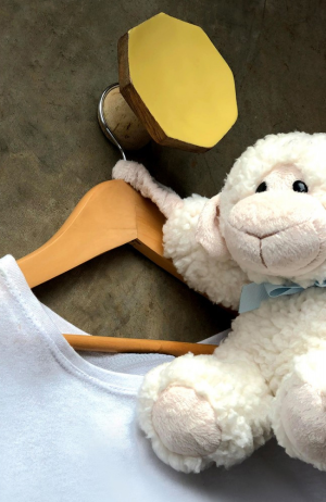 Cabide Octógono Liso Amarelo em Madeira - Cabide Octógono Liso Amarelo em Madeira 2