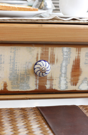 Puxador em Cerâmica Azul com Flor Branca - Puxador em Cerâmica Azul com Flor Branca