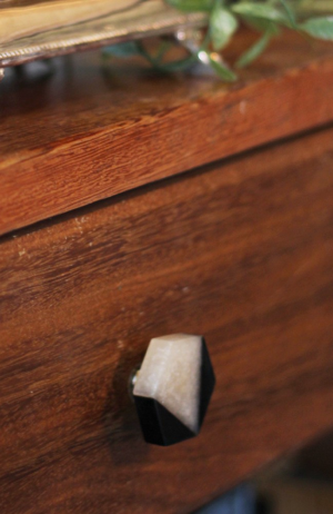 Puxador Requinte Hexágono Geométrico Preto Branco em Resina - Puxador Requinte Hexágono Geométrico Preto Branco em Resina 3