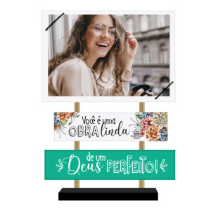 ENFEITE DE MESA COM PLAQUINHA E PORTA RETRATO VOCÊ É UMA...CELEBRAÇÃO 23X16,5