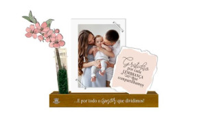 PORTA-RETRATO COM ELÁSTICO, PLACA E TUBETE GRATIDÃO...CEREJEIRA 21X23X4,5