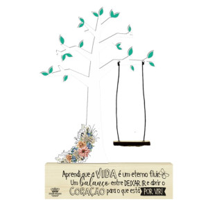 ENFEITE DE MESA ÁRVORE COM BALANÇO APRENDI QUE A VIDA...CELEBRAÇÃO 26X17