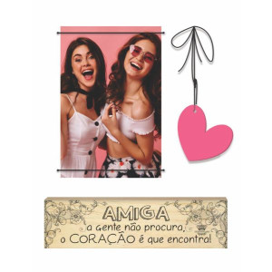 PORTA-RETRATO MADEIRINHA CRU AMIGA A GENTE NÃO PROCURA...22X18,5X3