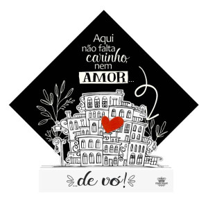 ENFEITE DE MESA COM APLIQUE AQUI NÃO FALTA CARINHO...VÓ...MEMÓRIA 21X22X4,5