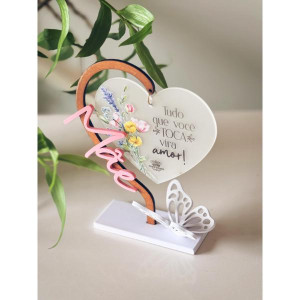 ENFEITE DE MESA COM CORAÇÃO EM ACRILICO MÃE TUDO QUE VOCÊ TOCA...BORBOLETA 17X13,5