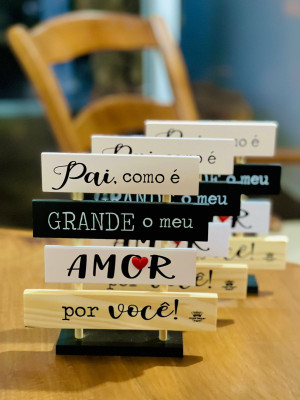 ENFEITE DE MESA COM PLAQUINHAS PAI, COMO É GRANDE MEU AMOR...21X18