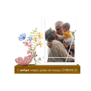 PORTA-RETRATO ELÁSTICO COM APLIQUE FLORES E BORBOLETA O AMOR SEMPRE POUSA...18X23