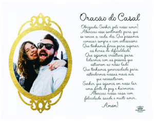 PORTA-RETRATO COM MOLDURA DOURADA ORAÇÃO DO CASAL 21X26