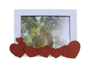 PORTA-RETRATO BRANCO COM APLIQUE CORAÇÕES 19X25