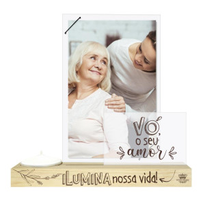 PORTA-RETRATO COM ELÁSTICO, PLACA E VELA VÓ O SEU AMOR...CELEBRAÇÃO 21X22X6