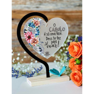 ENFEITE DE MESA COM CORAÇÃO EM ACRILICO O CASULO...CELEBRAÇÃO 17X13,5