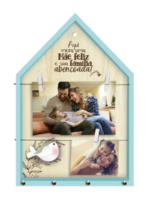 PORTA-RETRATO CASINHA COM PRESILHAS AQUI MORA UMA MÃE FELIZ...30X21