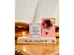 ENFEITE DE MESA COM VELA E FLORES FECHE OS OLHOS...FLORESCER 12X18X4,5