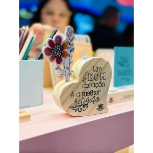 PLACA DE MESA COM FLORES UM BOM CORAÇÃO...JARDIM...13X9