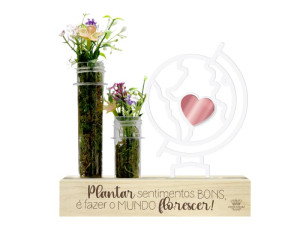 ENFEITE DE MESA COM APLIQUE E TUBETES PLANTAR SENTIMENTOS...BORBOLETA 15X16X4,5