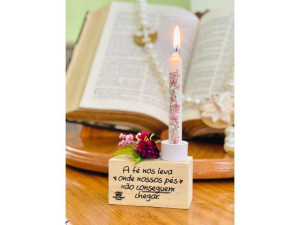 ENFEITE DE MESA COM APLIQUE E VELA A FÉ NOS LEVA...FLORESCER 18X9X4