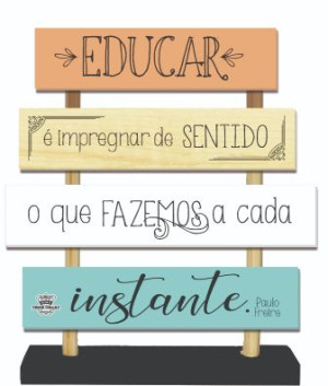 ENFEITE DE MESA COM PLAQUINHAS EDUCAR É IMPREGNAR DE SENTIDO...20X18