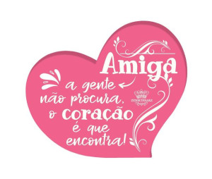 PLACA DE MESA CORAÇÃO COM APLIQUE AMIGA A GENTE NÃO PROCURA...10,5X11