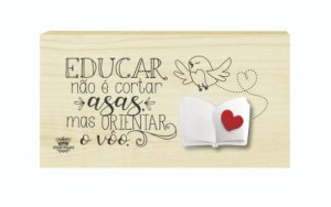 PLACA DE MESA COM APLIQUE EDUCAR NÃO É CORTAR ASAS 10X19