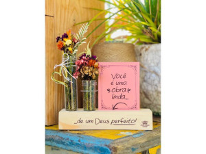 ENFEITE DE MESA COM APLIQUE E TUBETES VOCÊ É UMA...FLORESCER 17X16X4,5