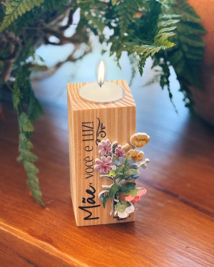 PLACA DE MESA COM VELA E APLIQUE, MÃE VOCÊ É LUZ...11,5X5X5