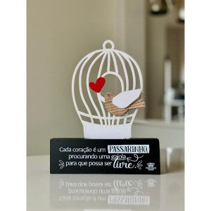 PLACA DE MESA COM APLIQUE CADA CORAÇÃO É UM PASSARINHO...MEMÓRIA 20X16