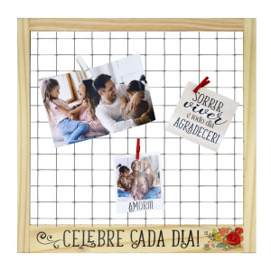 PORTA-RETRATO COM TELA E APLIQUES CELEBRE CADA DIA...FLORAL VERMELHO 33,5X33,5