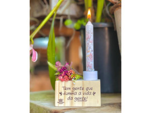 ENFEITE DE MESA COM APLIQUE E VELA TEM GENTE QUE...FLORESCER 18X9X4
