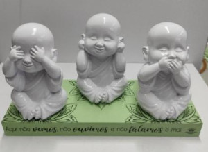 ENFEITE DE MESA APLIQUES BUDAS AQUI NÃO VEMOS, NÃO OUVIMOS...BENÇÃO VERDE 14X26X9