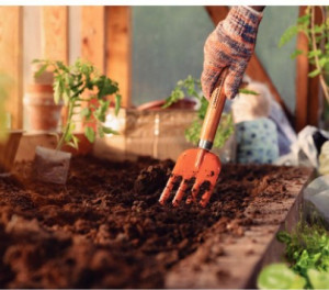 Garfo Metálico com 4 Dentes para Jardinagem Tramontina com Cabo de Madeira
