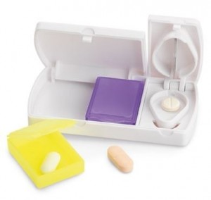 Porta comprimidos com 7 divisórias.  Medidas: 8,5x5,5x2cm Porta comprimidos com 7 divisórias.  Medidas: 8,5x5,5x2cm