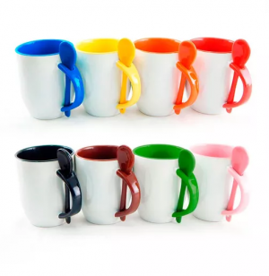 Caneca de porcelana com colher