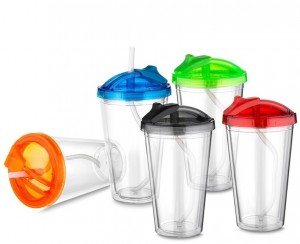 Copo plástico 500ml de parede dupla e canudo retrátil. Copo plástico 500ml de parede dupla e canudo retrátil.