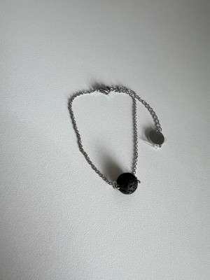 PULSEIRA NA COR PRATA COM PEDRA LAVA E PINGENTE MACRON