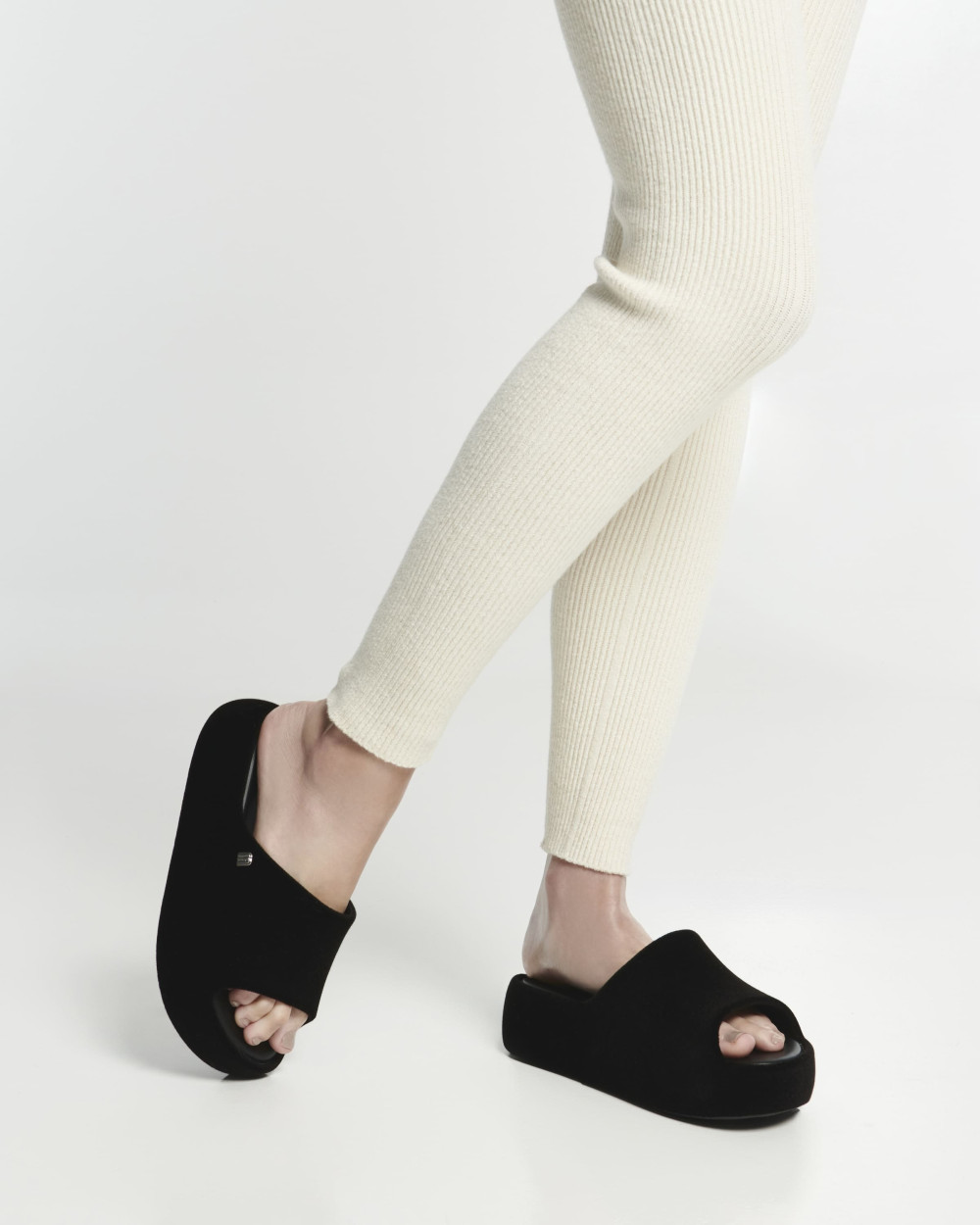 MELISSA FREE PLATFORM SLIDE VELVET AD MELISSA FREE PLATFORM SLIDE VELVET AD