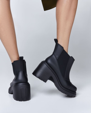 MELISSA COURTNEY BOOT AD -