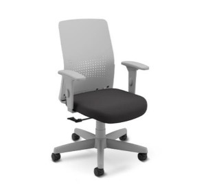 Poltrona Giratória 17601 Syncron, Auto Ajustável, Encosto Plástico Cinza, Aranha C/ Polaina, Rod. 50 Nylon, Braço Sl New Pp, Estrutura Cinza - Linha Moov Light - Cavaletti  - Rev Vinil - Cor (Vinil) Marrom