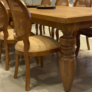 Conjunto Mesa Torneada e 10 Cadeiras Medalhão - 
