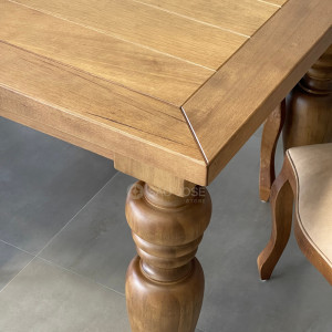 Conjunto Mesa Torneada e 8 Cadeiras Medalhão - 