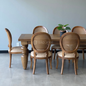 Conjunto Mesa Torneada e 8 Cadeiras Medalhão - 