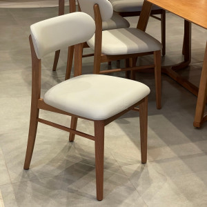 Conjunto Mesa Milo e 8 Cadeiras Bin - 