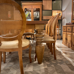 Conjunto Mesa Pés Torneados e 8 Cadeiras Medalhão - 