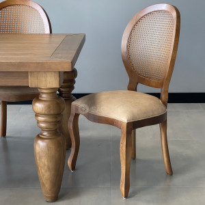 Conjunto Mesa Torneada e 8 Cadeiras Medalhão - 